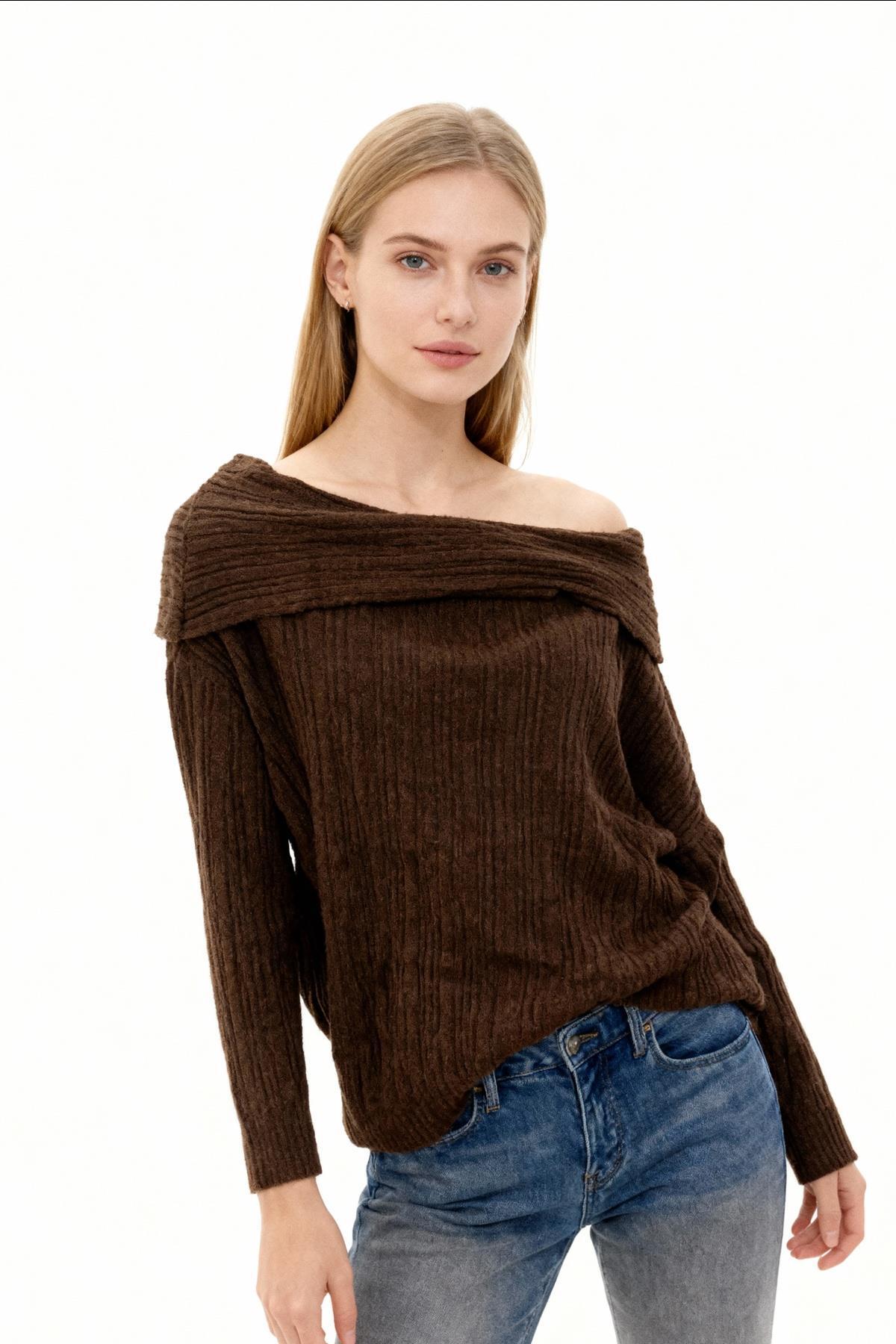 2324 Kayık Yaka Uzun Kol Kazak Kahve - 1