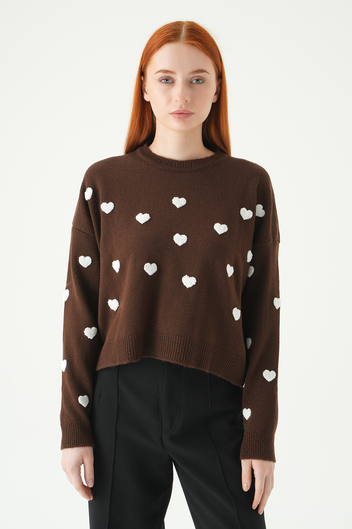 2337 Kalp Nakışlı Kısa Kazak Kahve - RAYS (1)