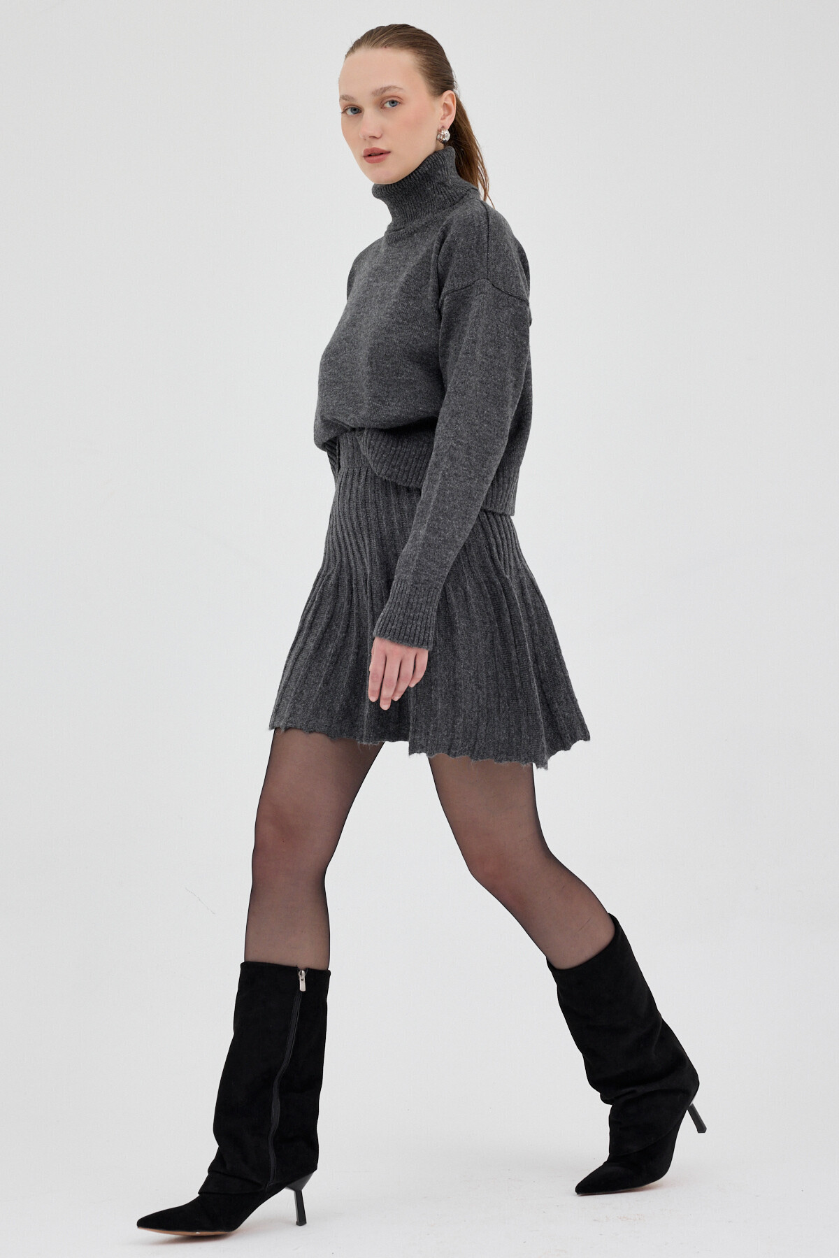 Antrasit Boğazlı Triko Kazak ve Pileli Mini Etek İkili Takım 2361 - RAYS