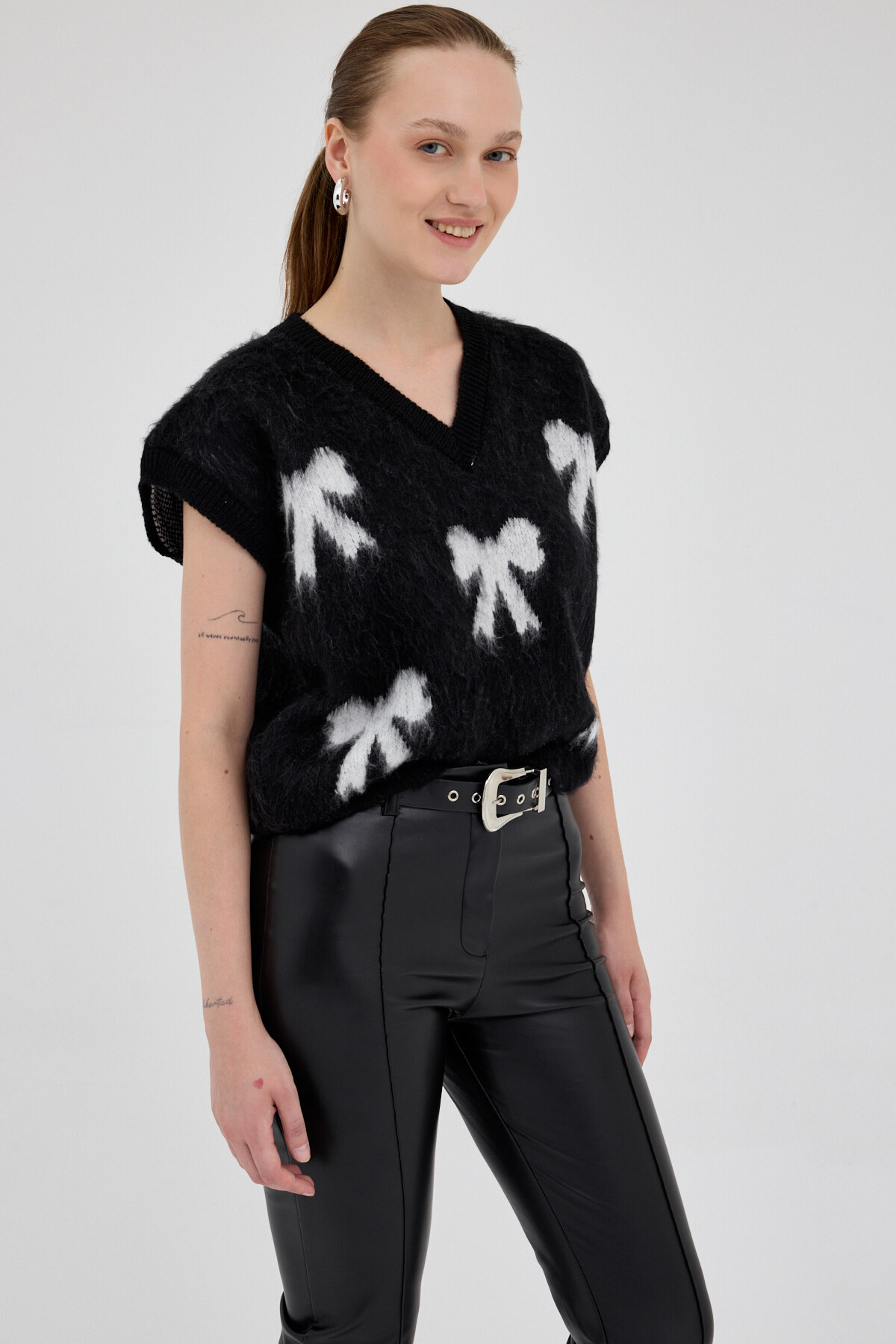Siyah V Yaka Fiyonk Desenli Kadın Süveter 2411 - 2