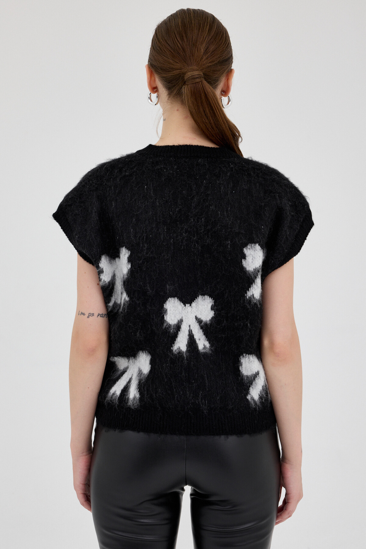 Siyah V Yaka Fiyonk Desenli Kadın Süveter 2411 - 5