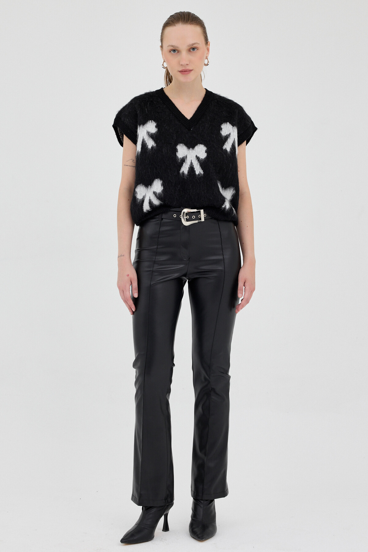 Siyah V Yaka Fiyonk Desenli Kadın Süveter 2411 - RAYS