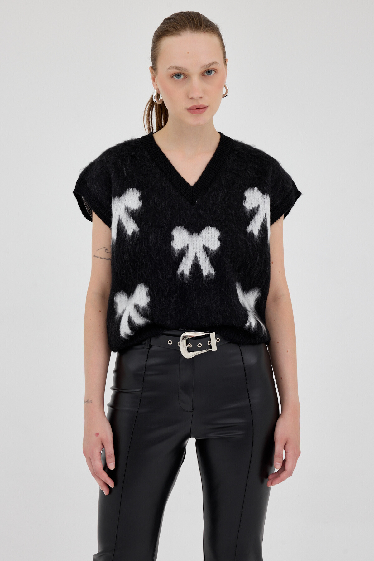 Siyah V Yaka Fiyonk Desenli Kadın Süveter 2411 