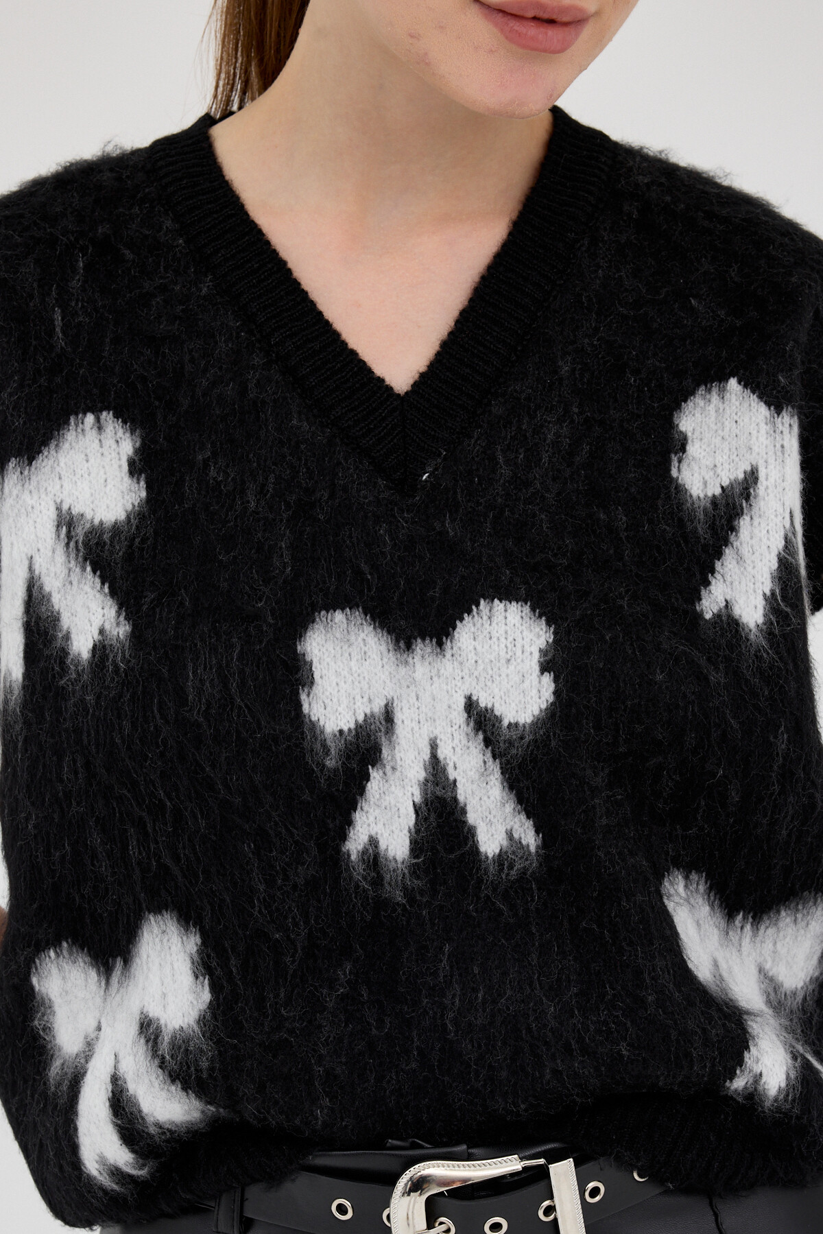 Siyah V Yaka Fiyonk Desenli Kadın Süveter 2411 - 4