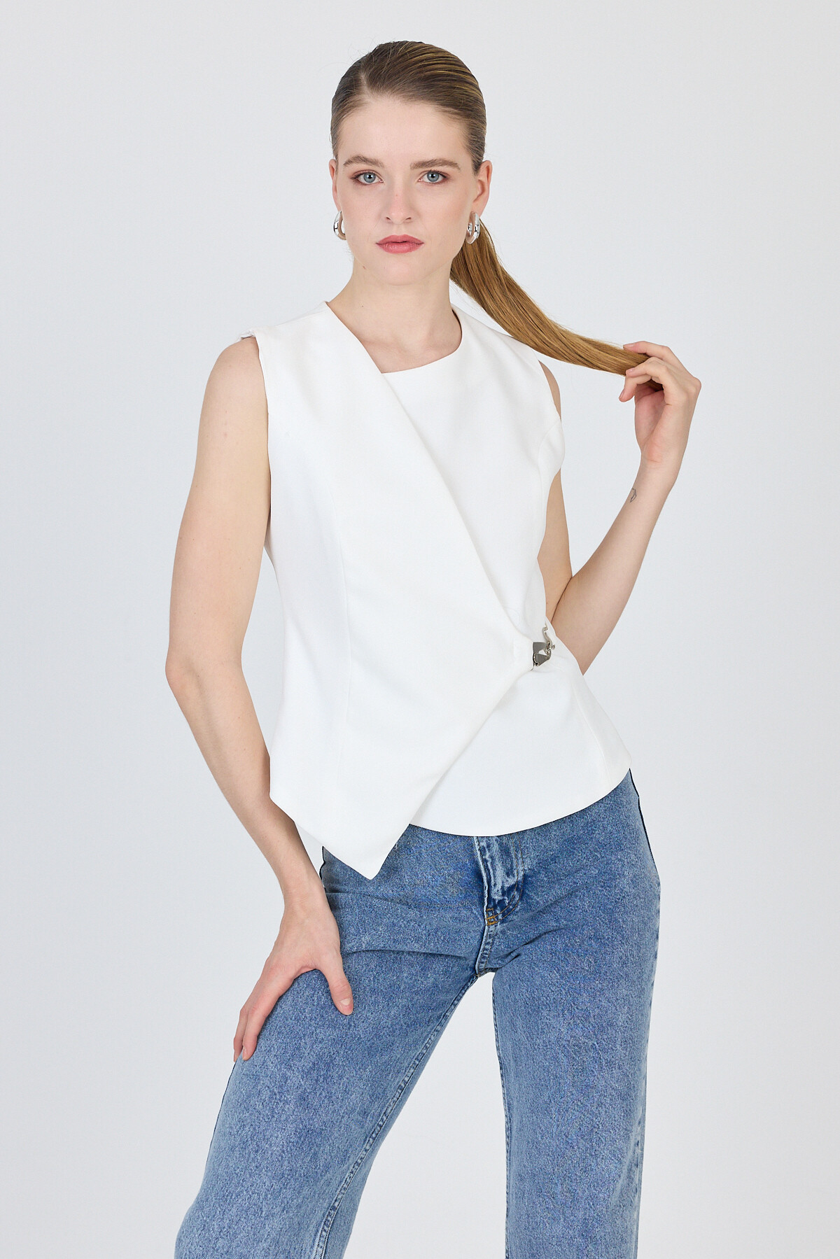 Ekru Asimetrik Kesim Toka Detaylı Kolsuz Bluz 241448 