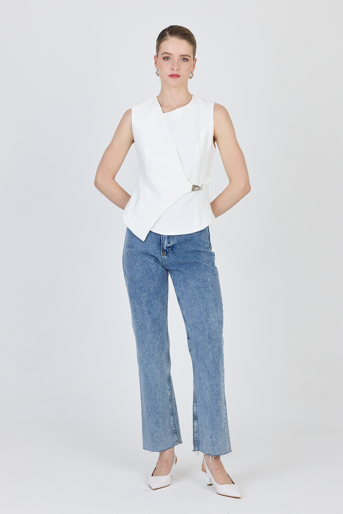 Ekru Asimetrik Kesim Toka Detaylı Kolsuz Bluz 241448 - 2