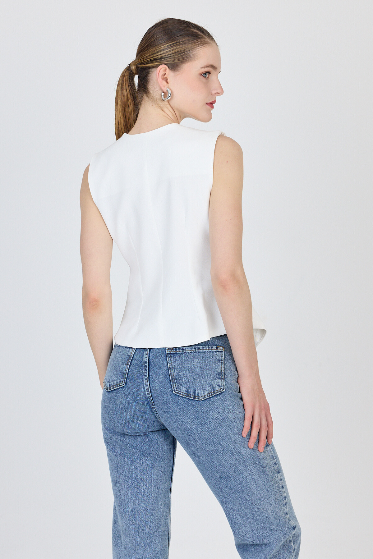 Ekru Asimetrik Kesim Toka Detaylı Kolsuz Bluz 241448 - 5