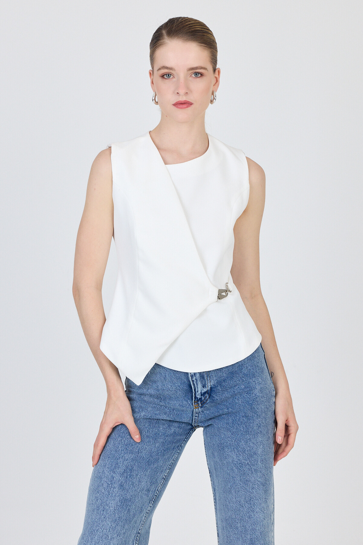 Ekru Asimetrik Kesim Toka Detaylı Kolsuz Bluz 241448 - 3