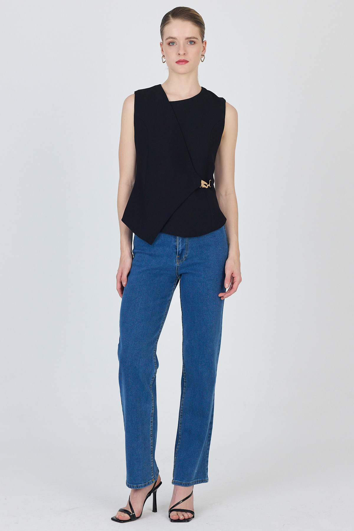 Siyah Asimetrik Kesim Toka Detaylı Kolsuz Bluz 241448 - 2