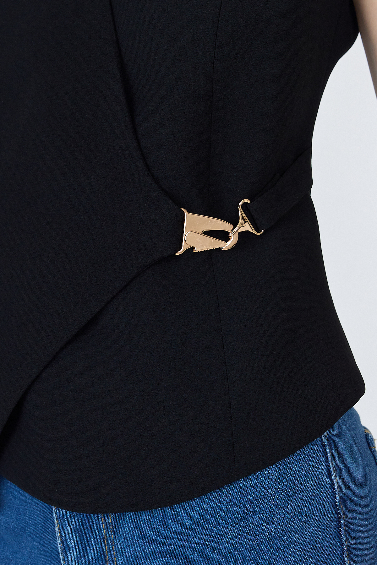 Siyah Asimetrik Kesim Toka Detaylı Kolsuz Bluz 241448 - 4