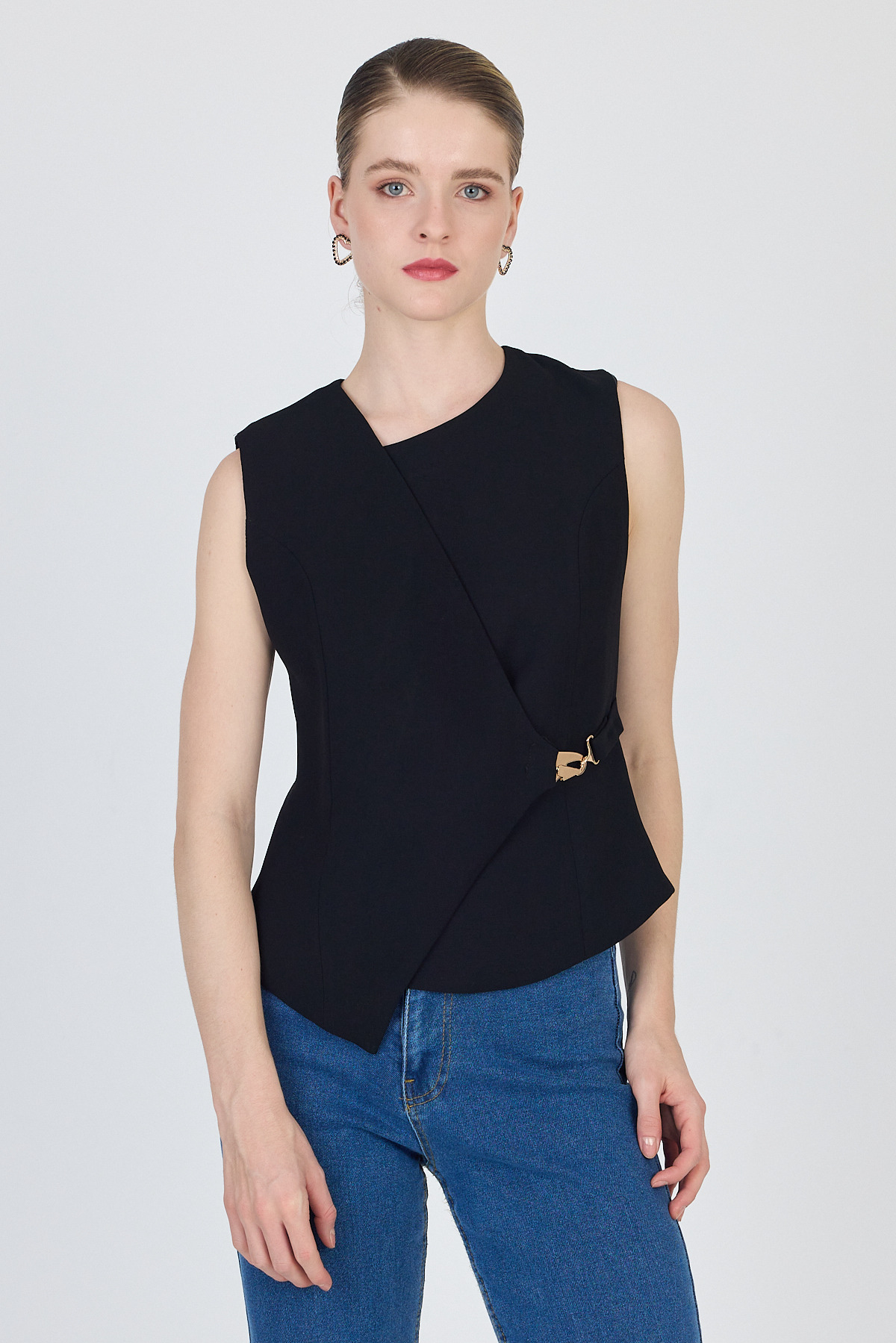 Siyah Asimetrik Kesim Toka Detaylı Kolsuz Bluz 241448 