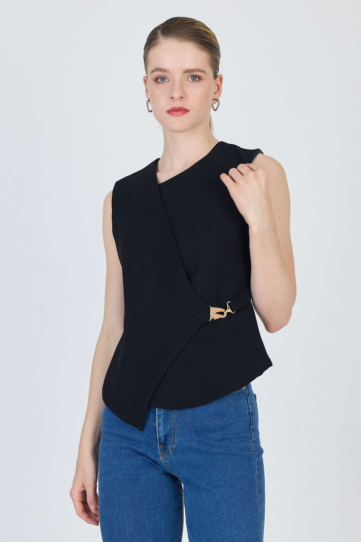 Siyah Asimetrik Kesim Toka Detaylı Kolsuz Bluz 241448 - 6