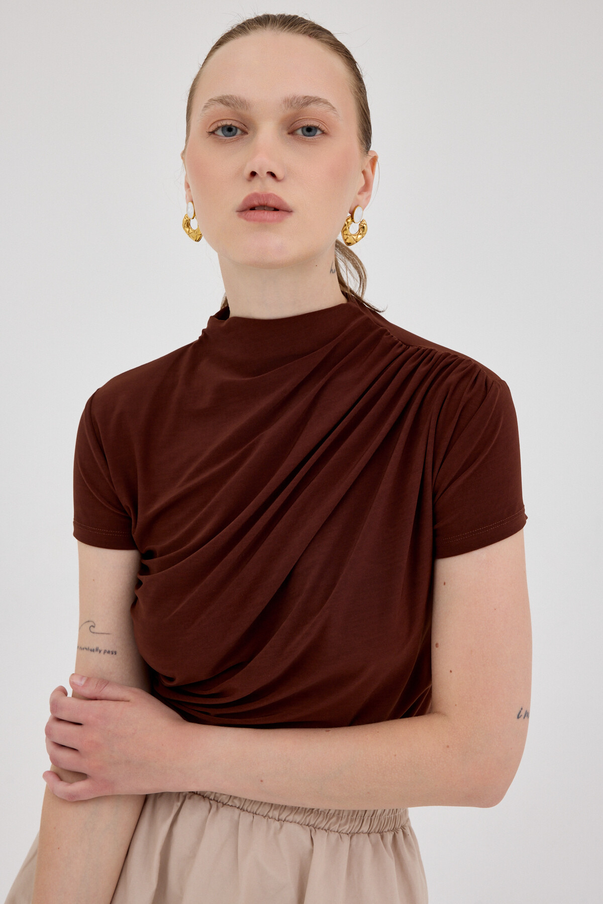 Kahve Kısa Kol Büzgülü Sandy Bluz 2417 - 2