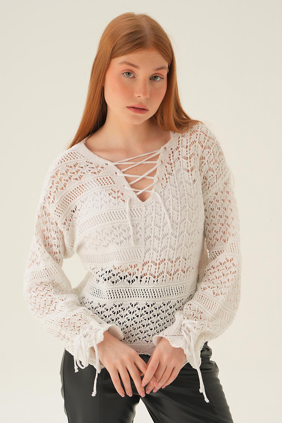 2421 Bağcık Detay Ajurlu Bluz Beyaz 