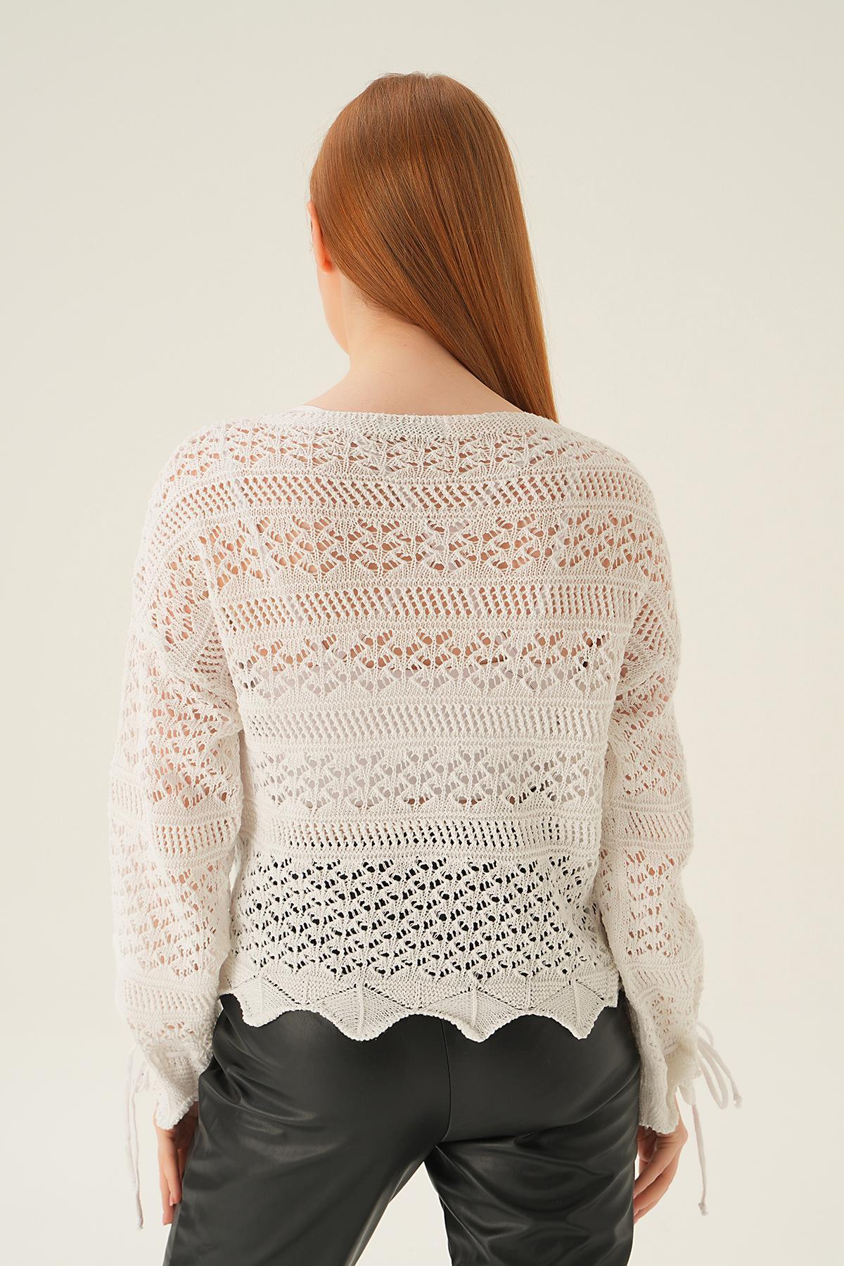 Beyaz Bağcık Detay Ajurlu Bluz 2421 - 4