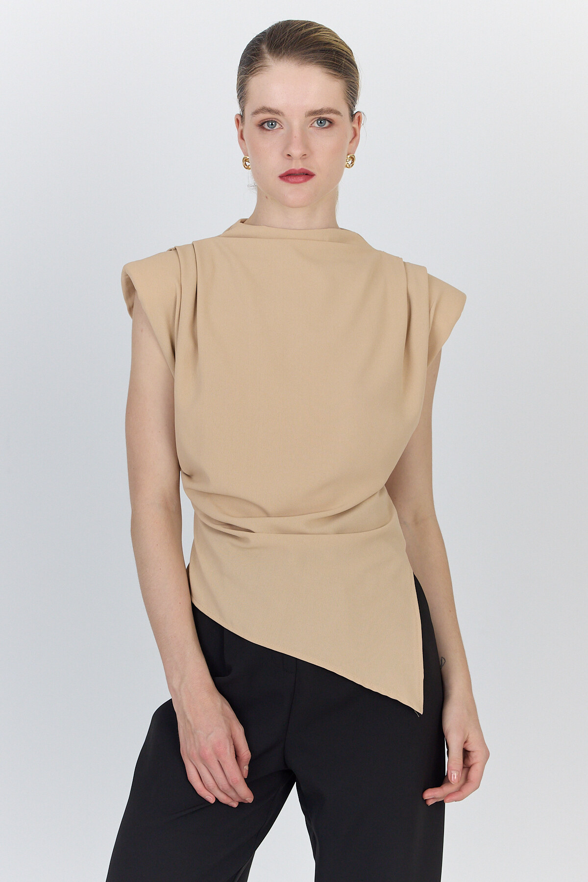 Bej Vatkalı Asimetrik Kesim Kolsuz Bluz 242185 - RAYS