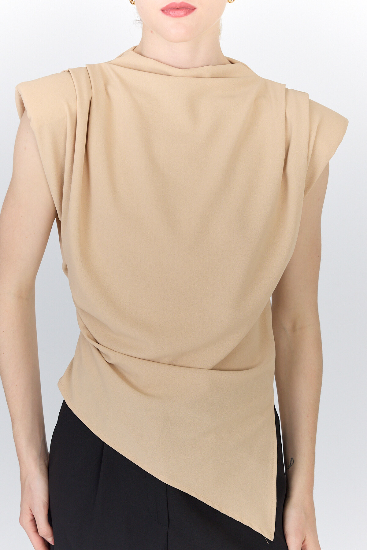Bej Vatkalı Asimetrik Kesim Kolsuz Bluz 242185 - 6