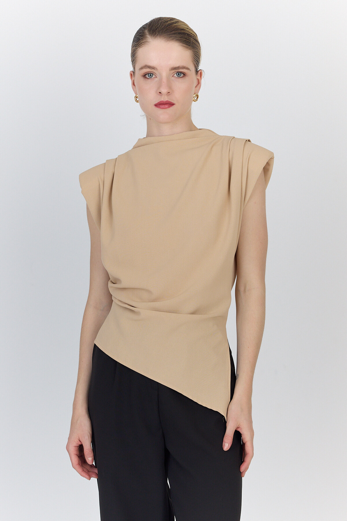 Bej Vatkalı Asimetrik Kesim Kolsuz Bluz 242185 - 7