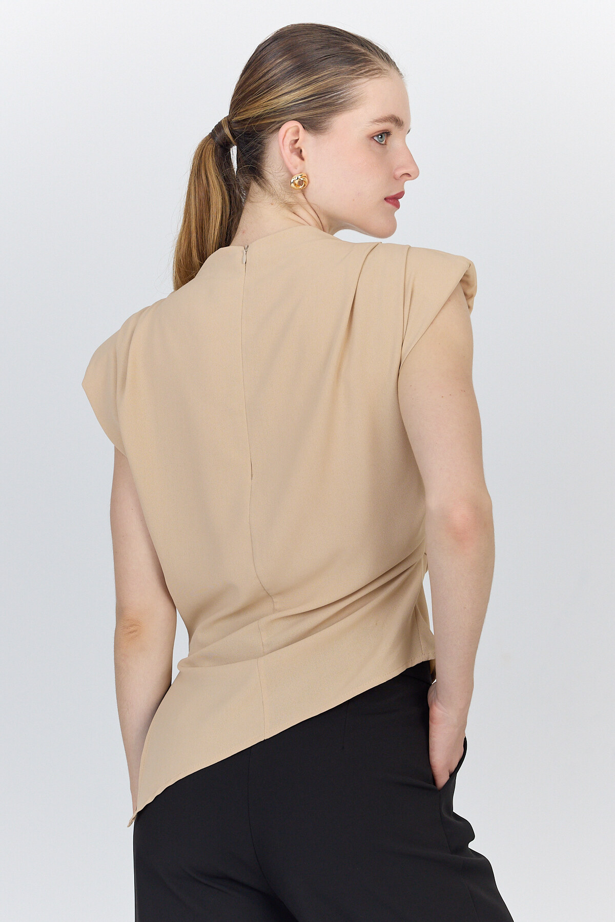 Bej Vatkalı Asimetrik Kesim Kolsuz Bluz 242185 - 5
