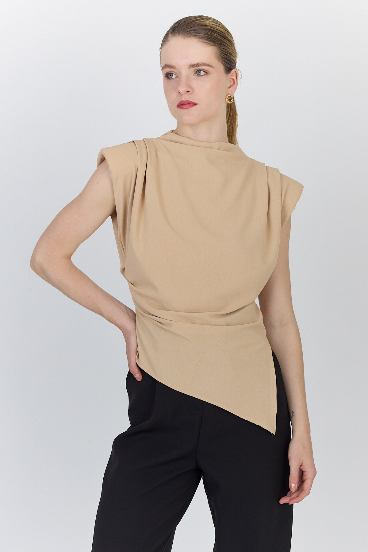 Bej Vatkalı Asimetrik Kesim Kolsuz Bluz 242185 - 3