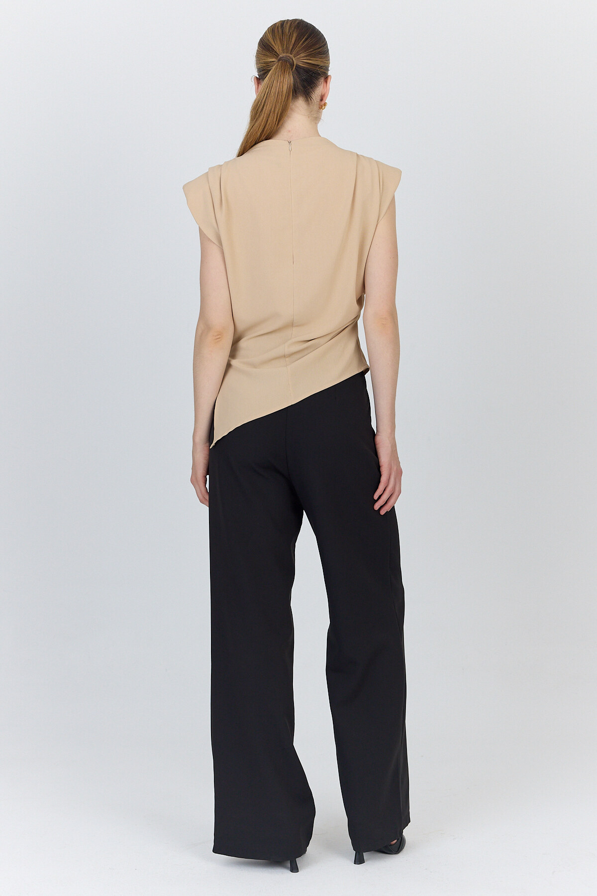 Bej Vatkalı Asimetrik Kesim Kolsuz Bluz 242185 - 8