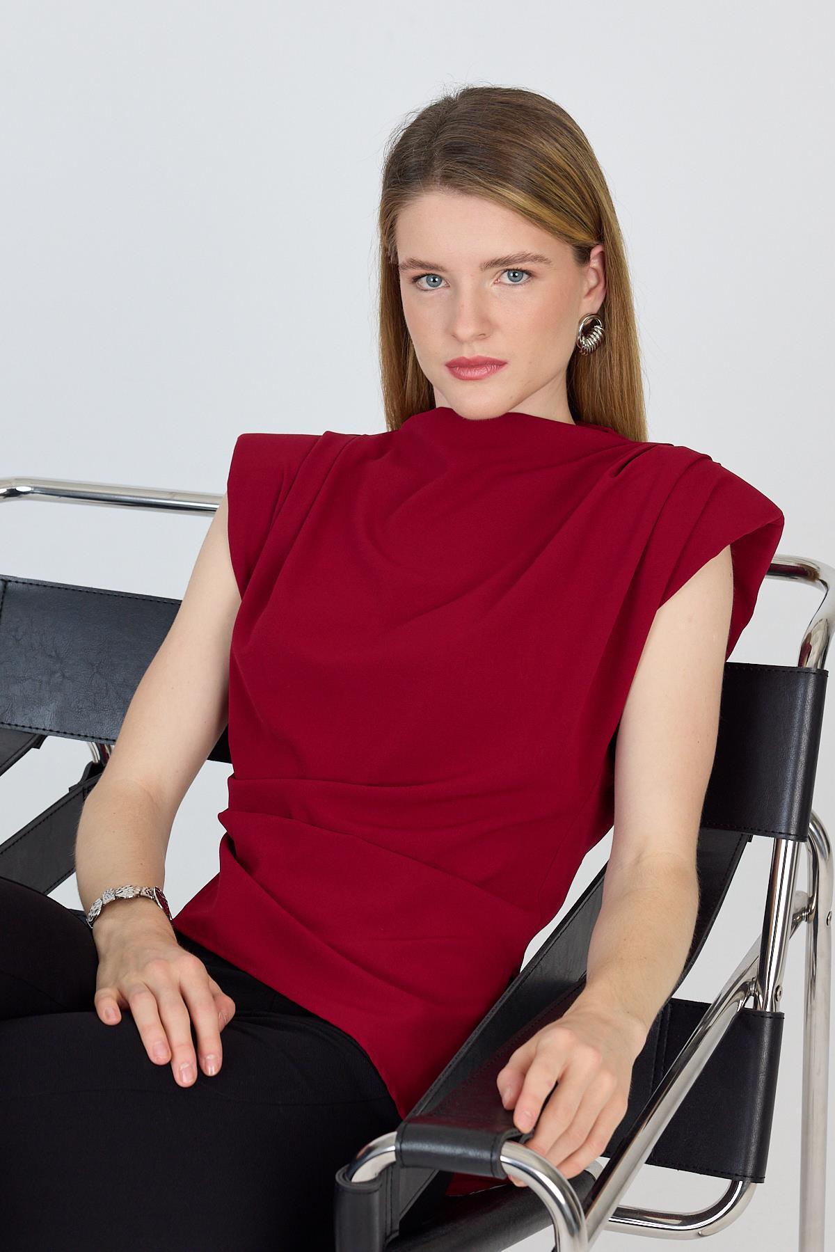 Bordo Vatkalı Asimetrik Kesim Kolsuz Bluz 242185 - 2