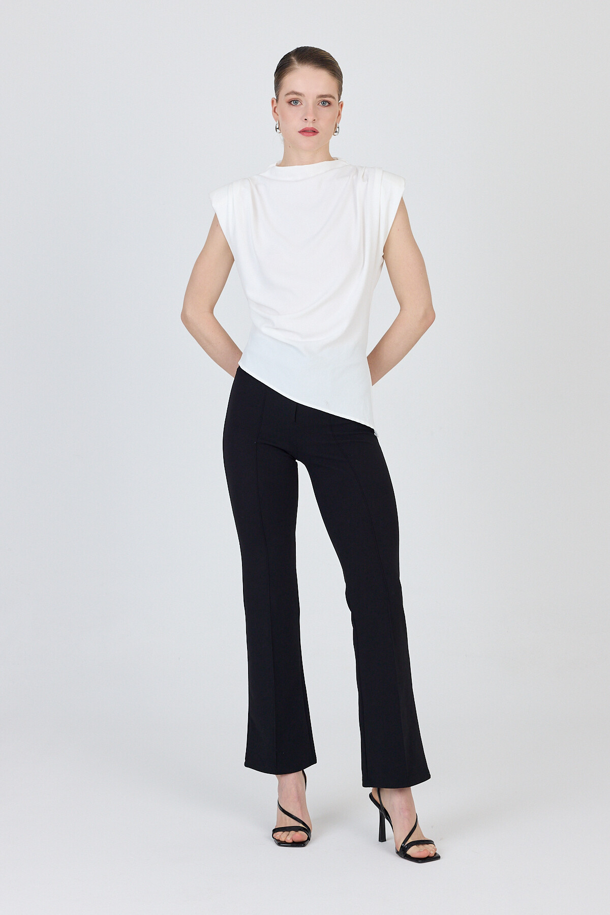 Ekru Vatkalı Asimetrik Kesim Kolsuz Bluz 242185 - 2