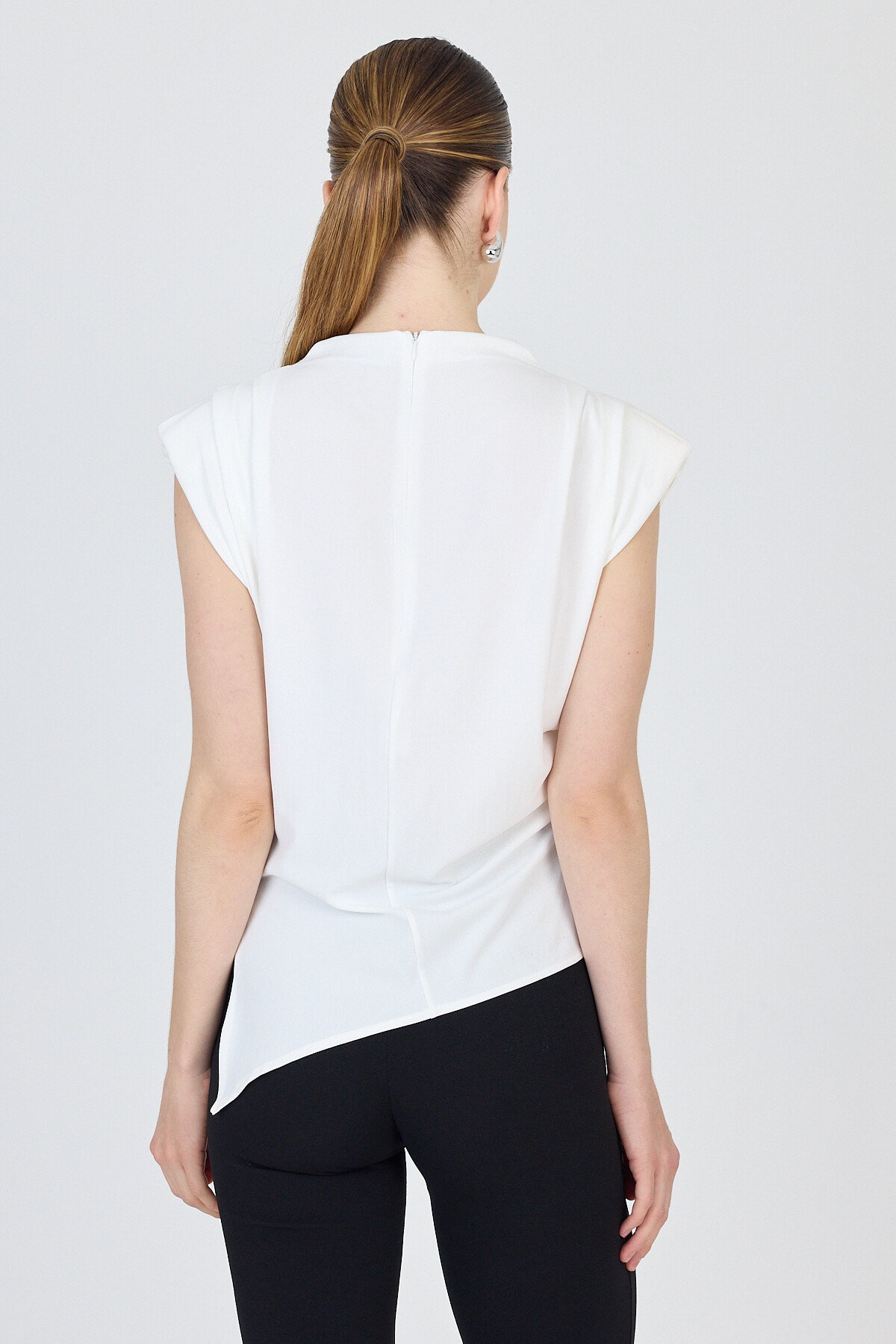 Ekru Vatkalı Asimetrik Kesim Kolsuz Bluz 242185 - 5