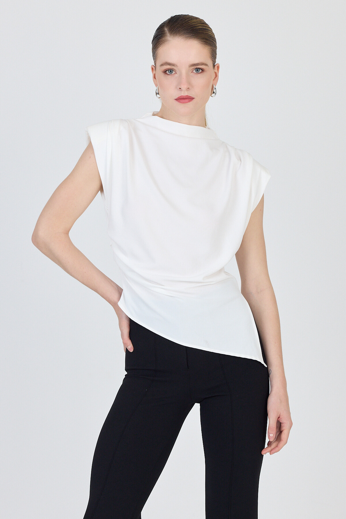 Ekru Vatkalı Asimetrik Kesim Kolsuz Bluz 242185 