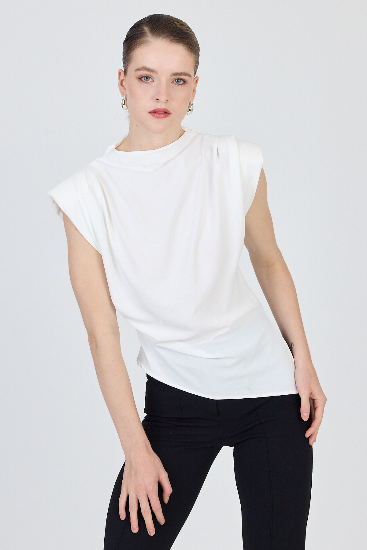Ekru Vatkalı Asimetrik Kesim Kolsuz Bluz 242185 - 3
