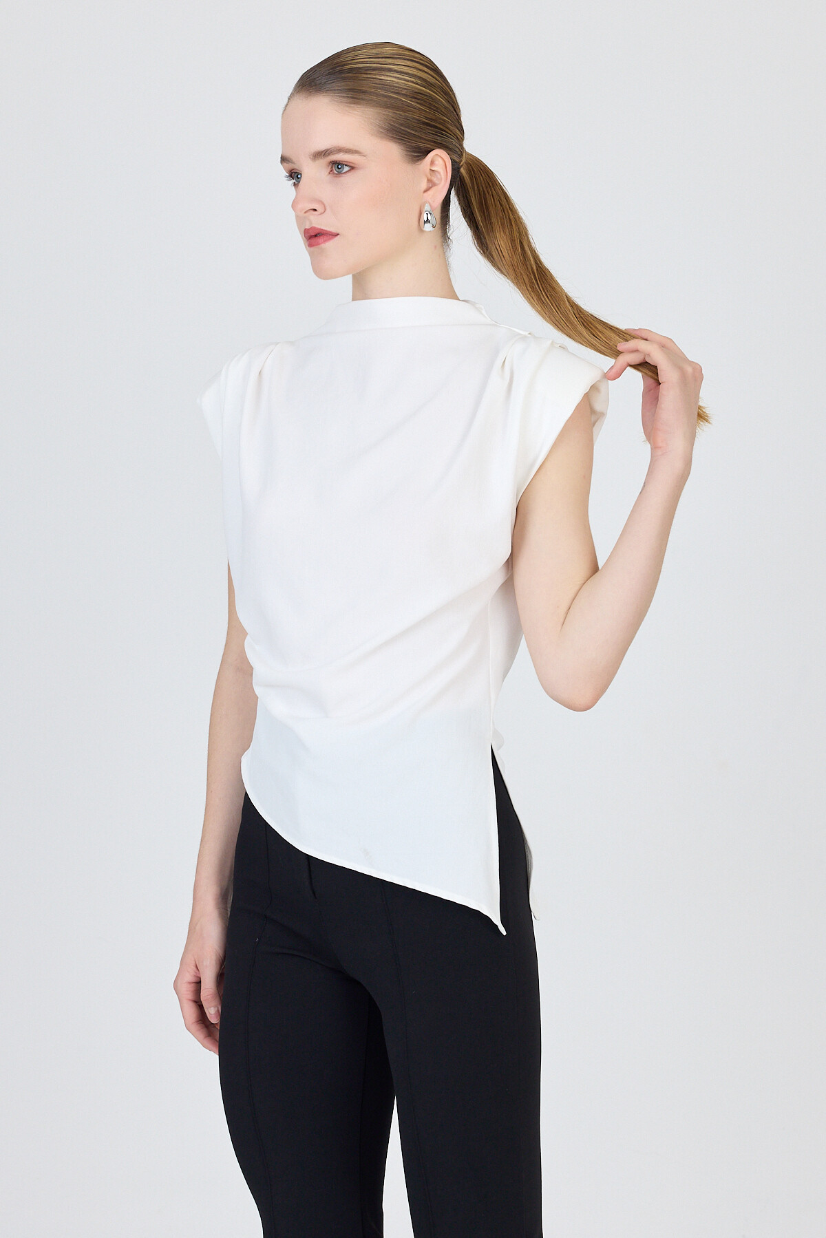 Ekru Vatkalı Asimetrik Kesim Kolsuz Bluz 242185 - 6