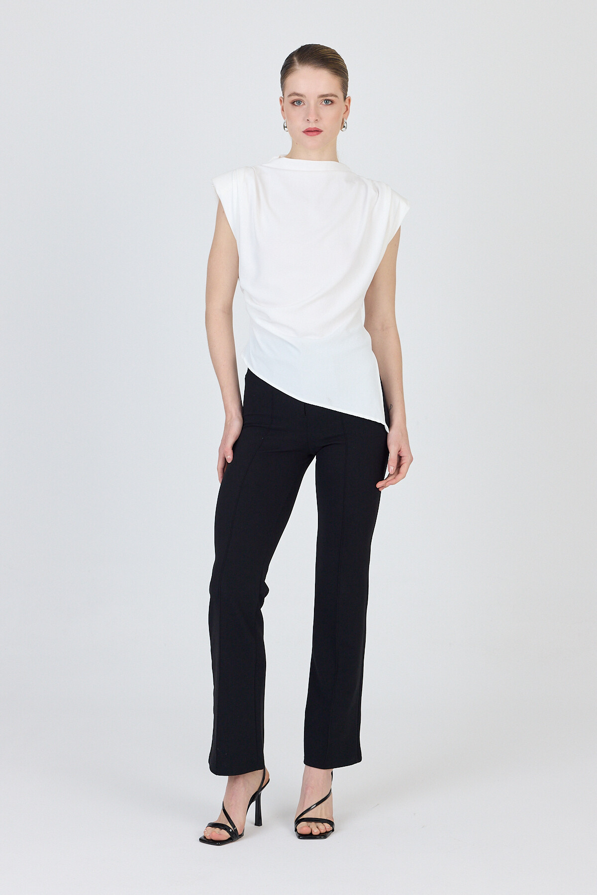 Ekru Vatkalı Asimetrik Kesim Kolsuz Bluz 242185 - 7