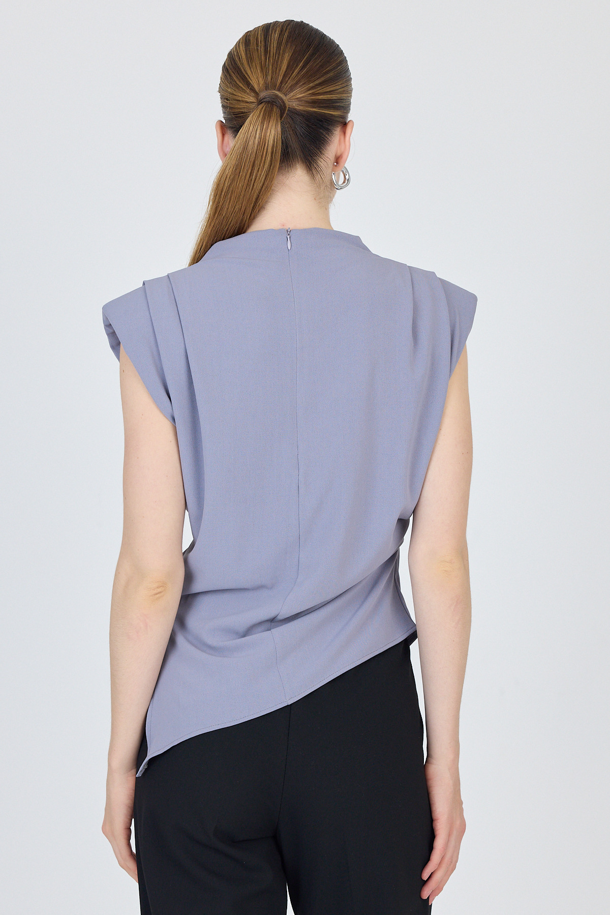 Gri Vatkalı Asimetrik Kesim Kolsuz Bluz 242185 - 5