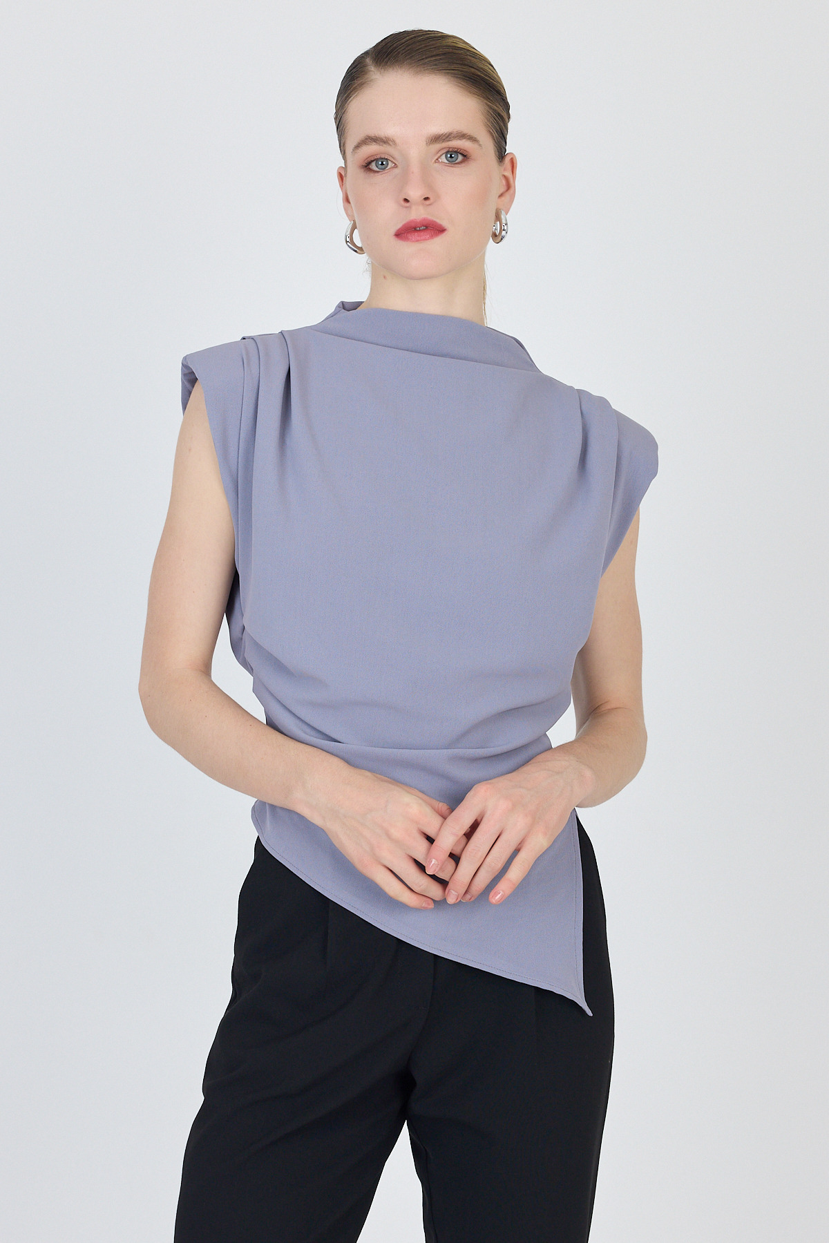 Gri Vatkalı Asimetrik Kesim Kolsuz Bluz 242185 - 6