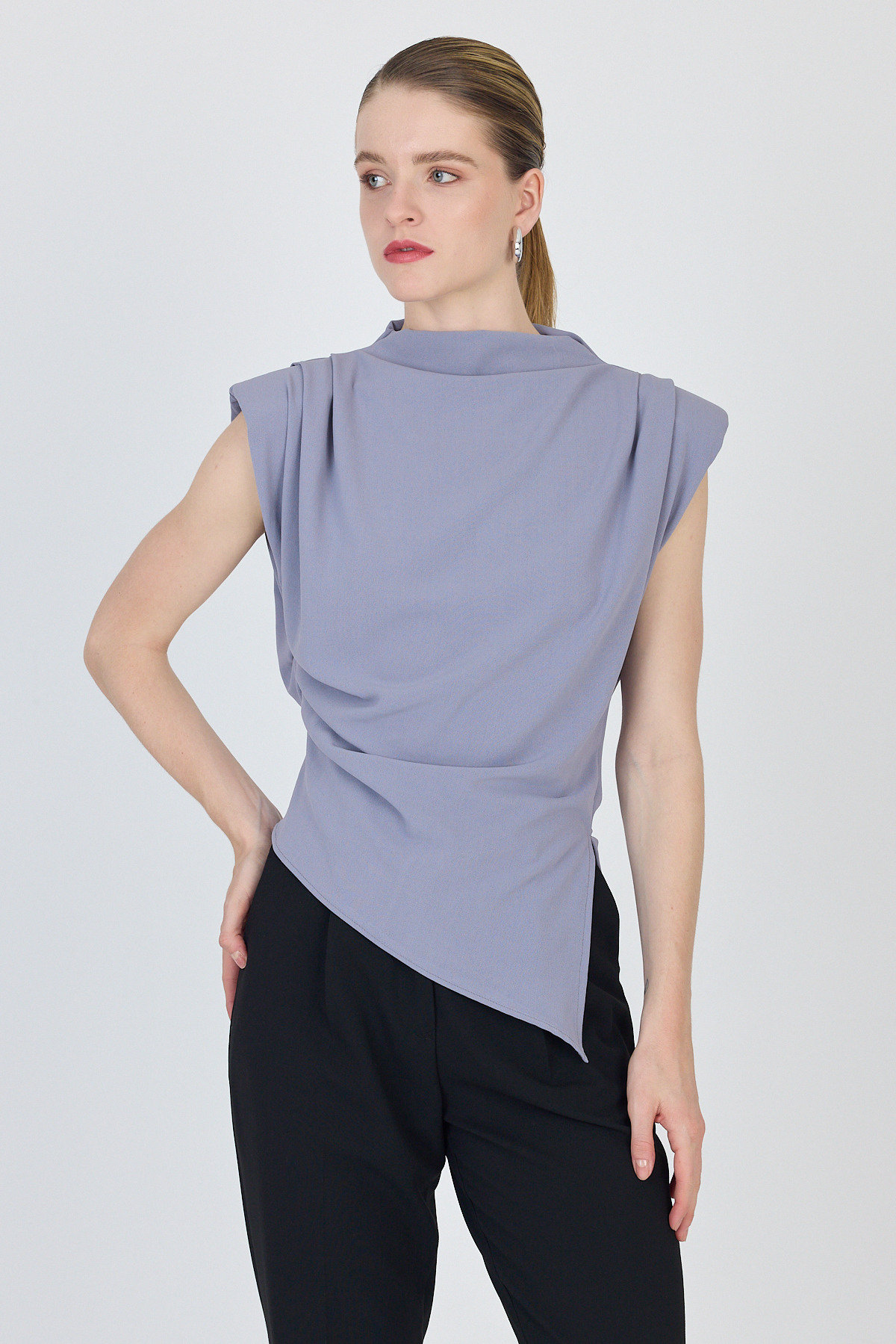 Gri Vatkalı Asimetrik Kesim Kolsuz Bluz 242185 - 7