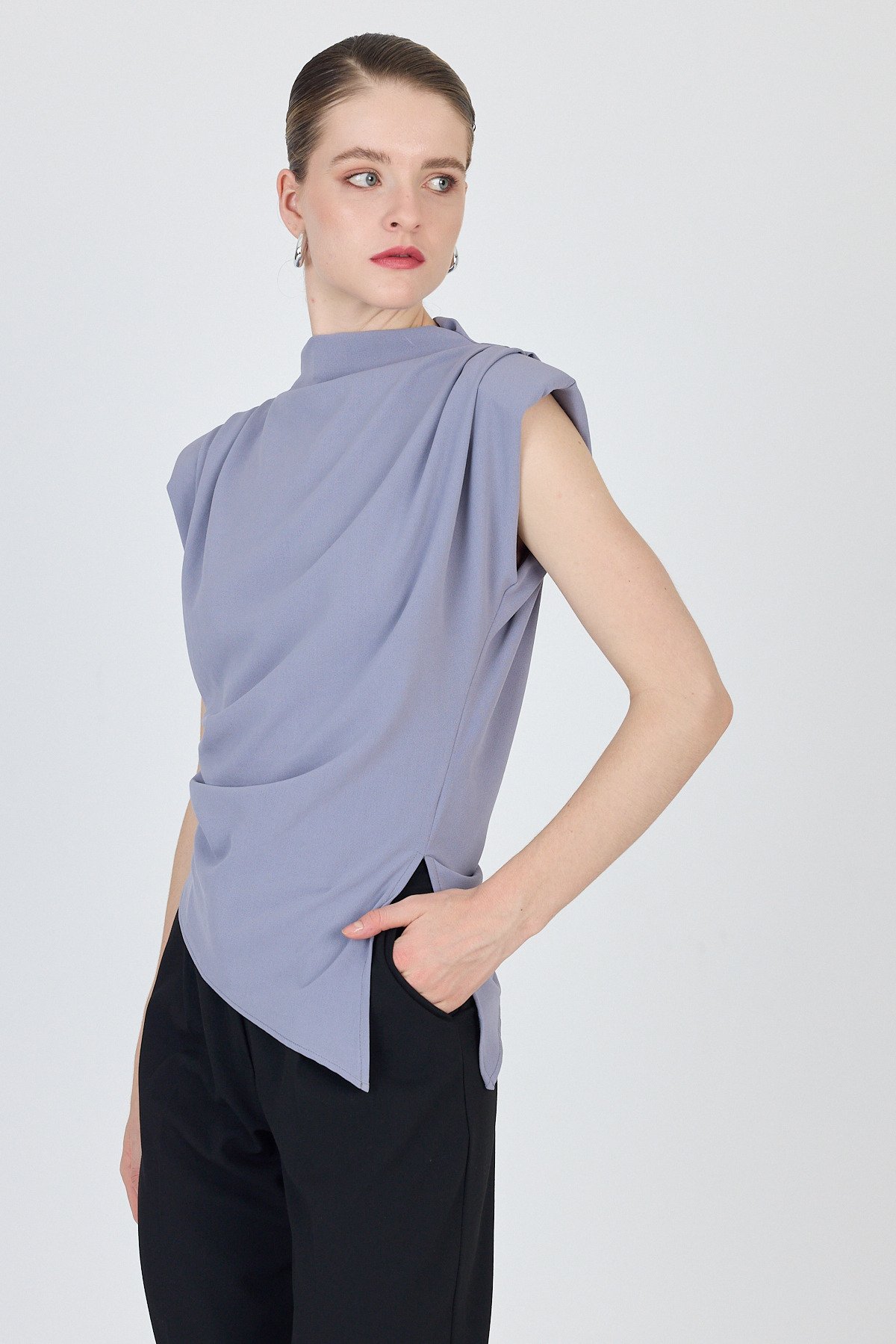 Gri Vatkalı Asimetrik Kesim Kolsuz Bluz 242185 - 8