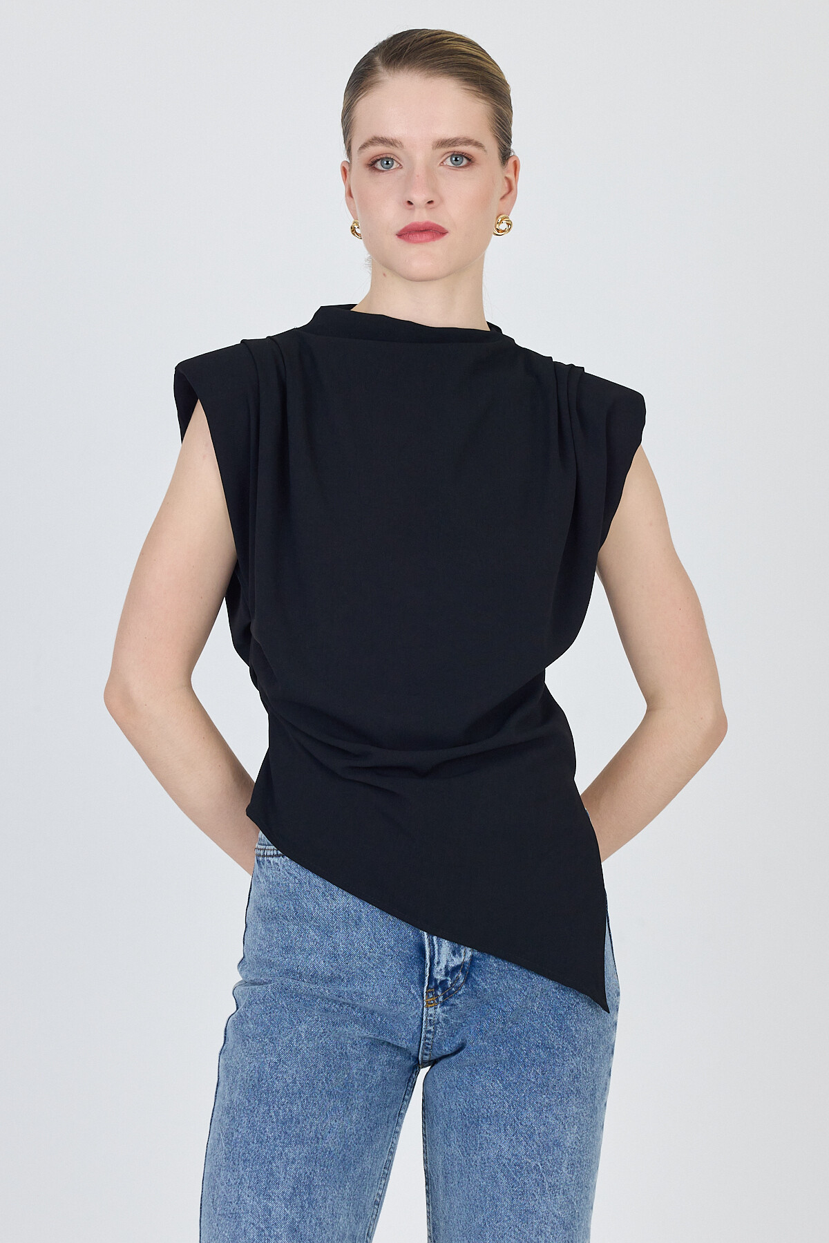 Siyah Vatkalı Asimetrik Kesim Kolsuz Bluz 242185 - 1