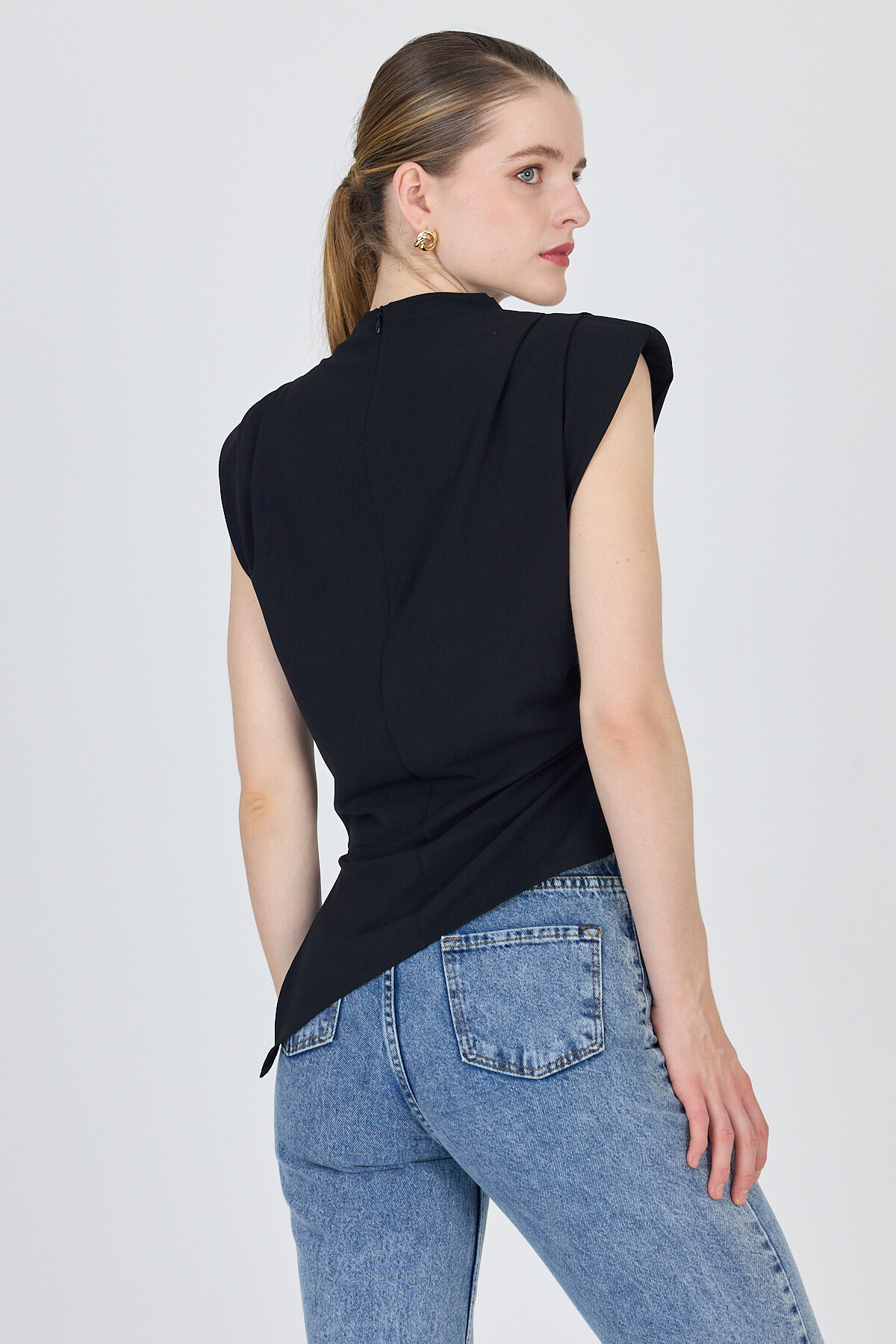 Siyah Vatkalı Asimetrik Kesim Kolsuz Bluz 242185 - 5