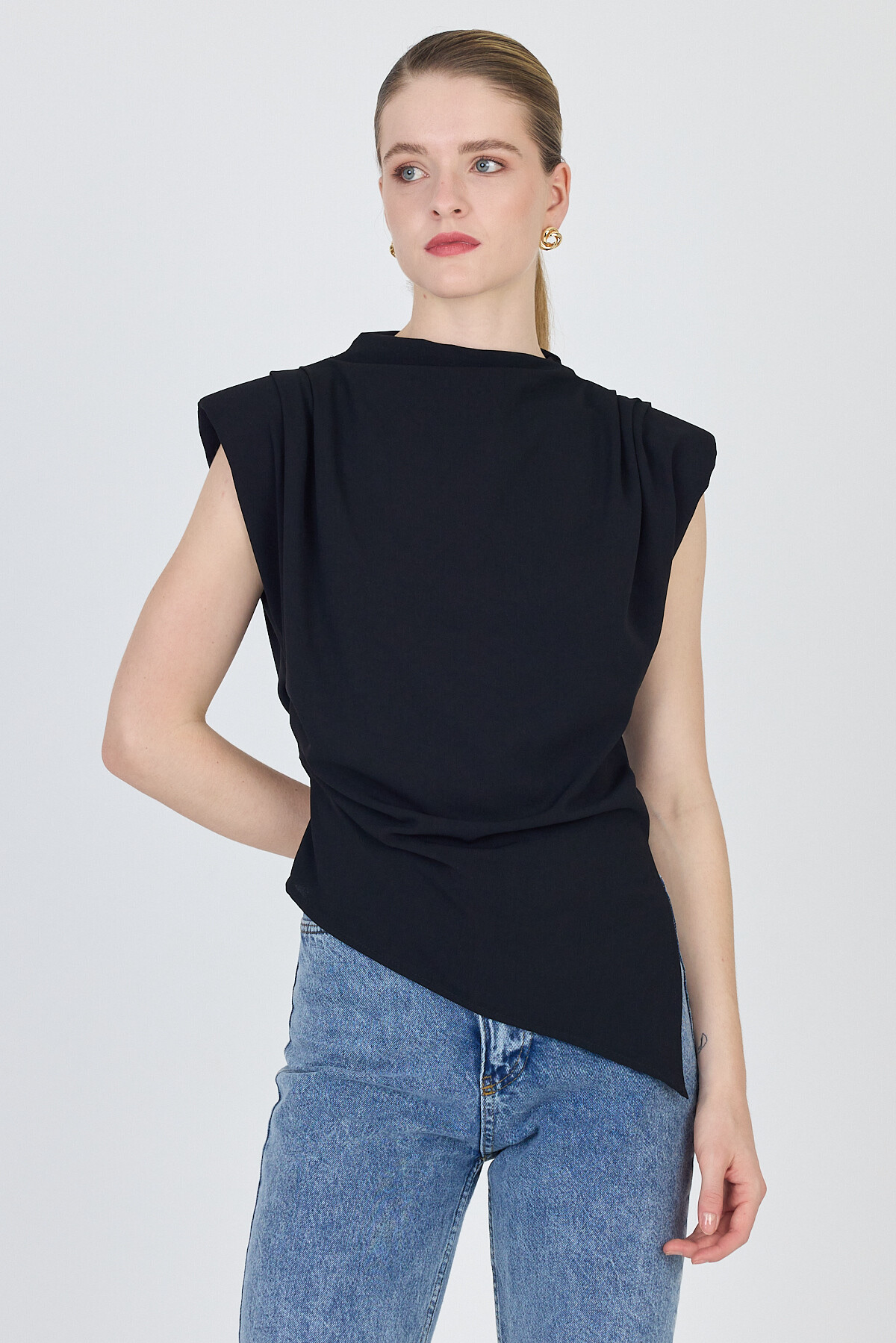 Siyah Vatkalı Asimetrik Kesim Kolsuz Bluz 242185 - 3