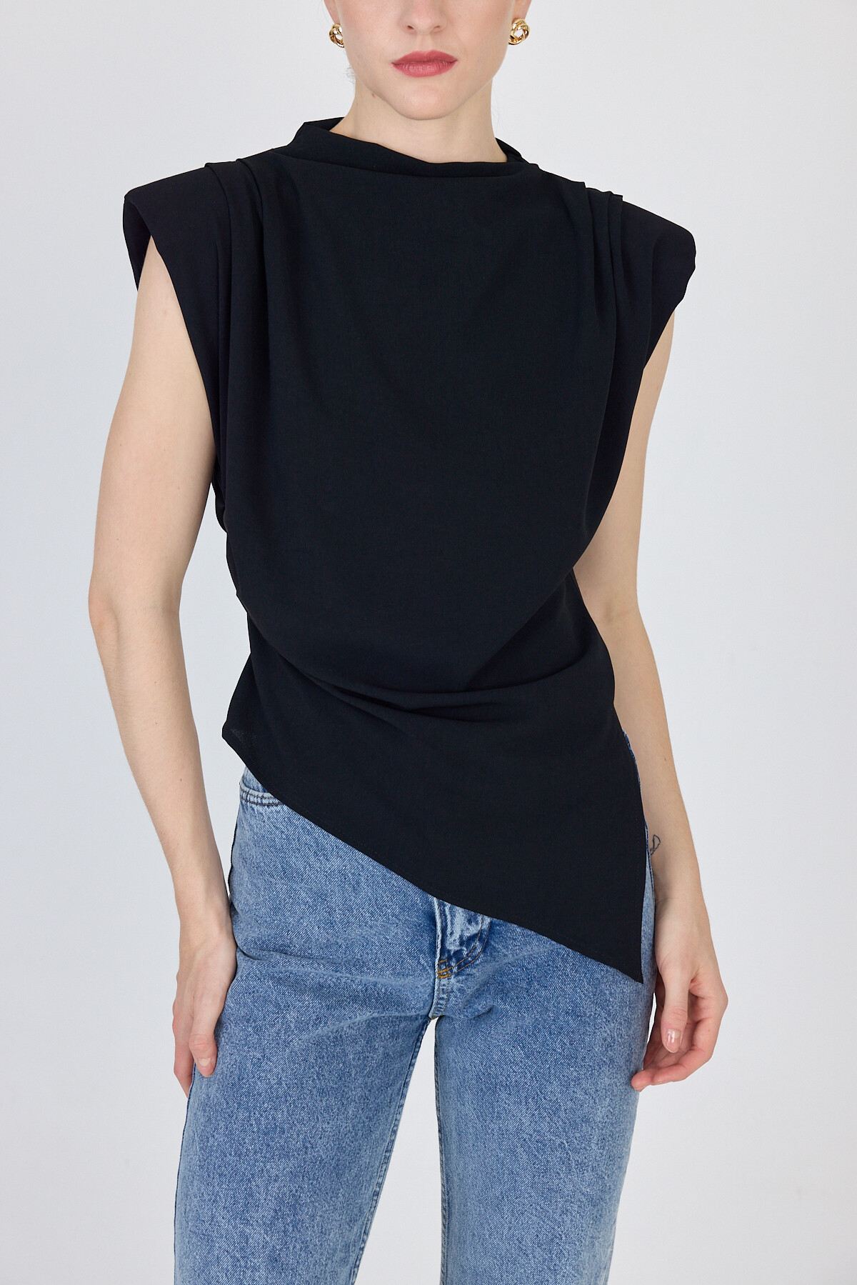 Siyah Vatkalı Asimetrik Kesim Kolsuz Bluz 242185 - 4