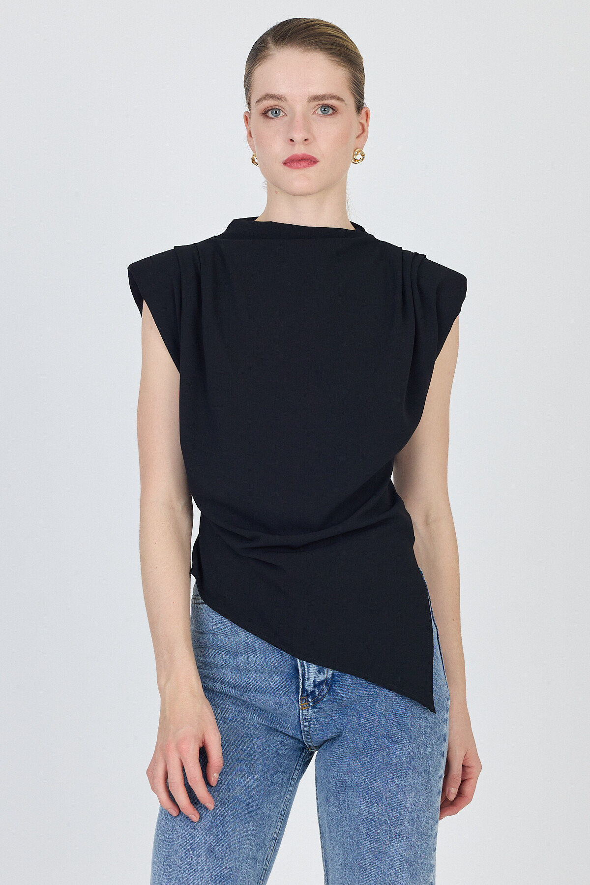 Siyah Vatkalı Asimetrik Kesim Kolsuz Bluz 242185 - 6