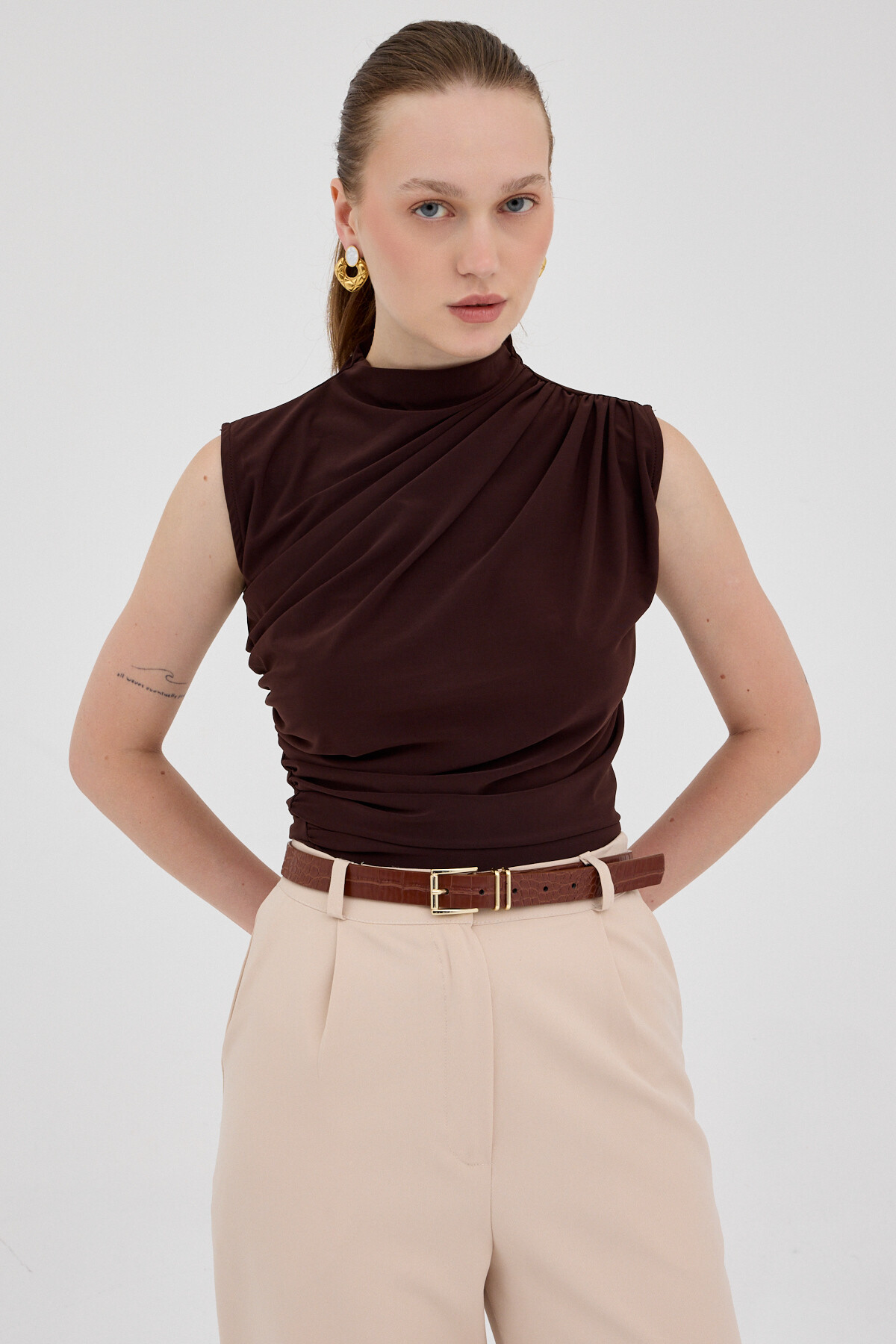 Kahve Kolsuz Büzgülü Sandy Bluz 2430 - 2