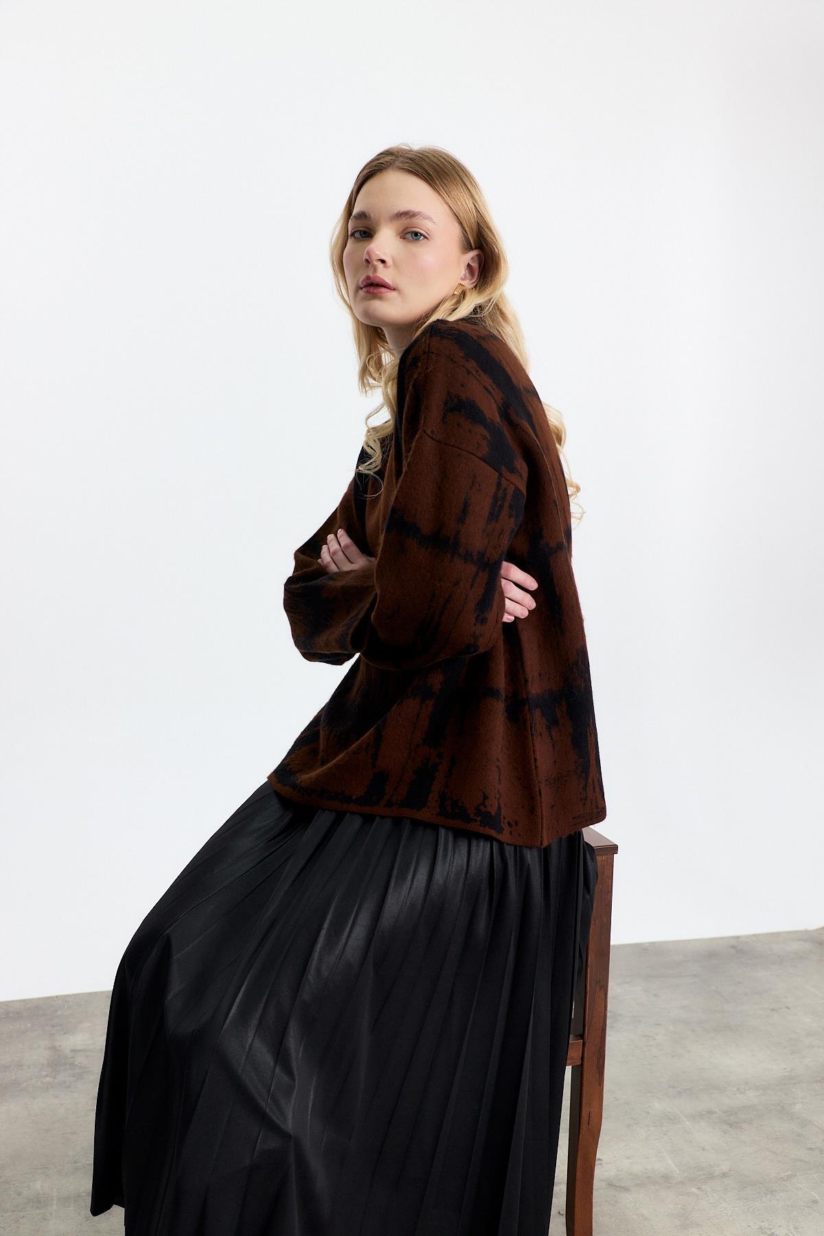 Kahve-Siyah Yarım Boğaz Şardonlu Kazak 24378 - 1