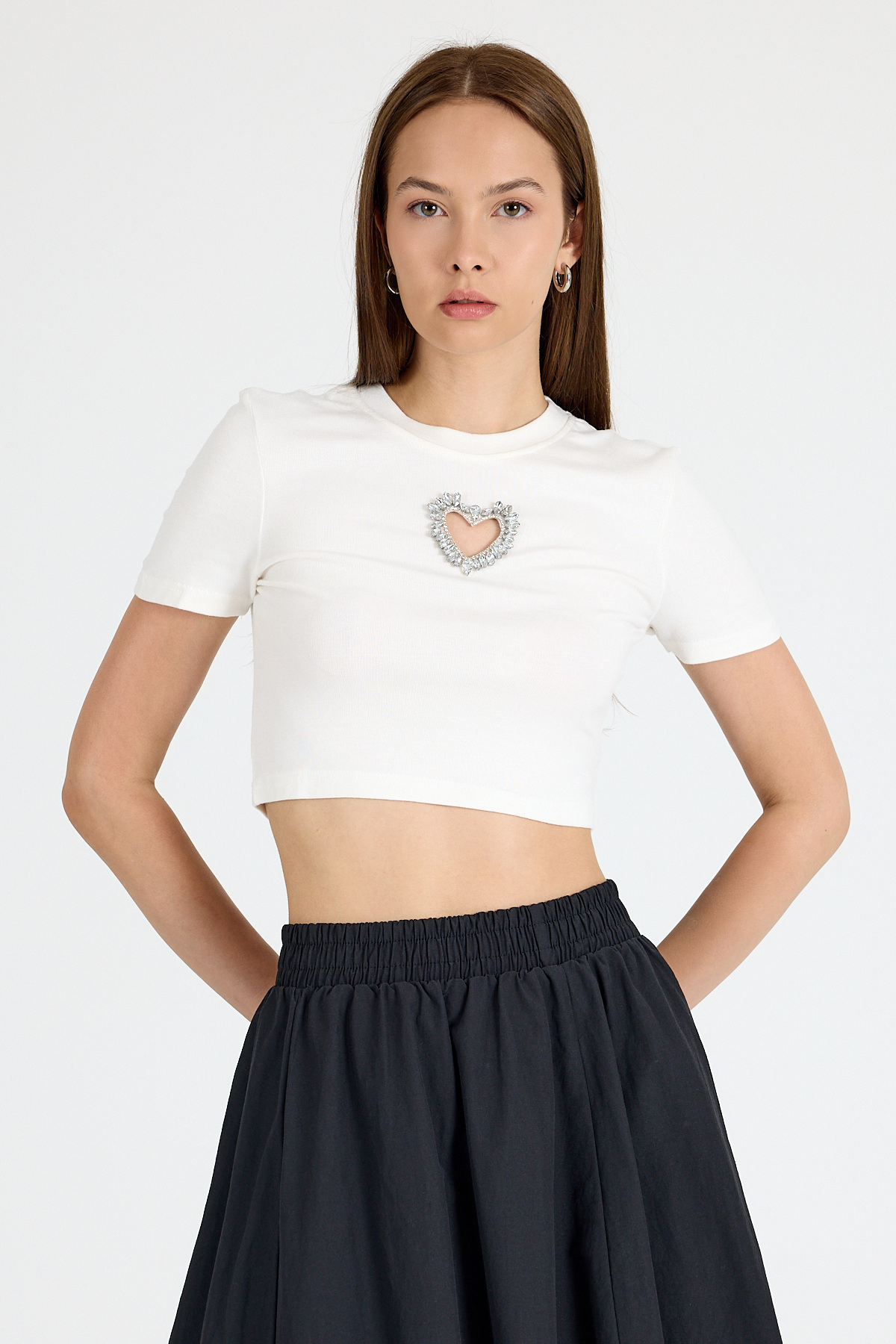 Beyaz Taş İşlemeli Kalp Detaylı Viskoz/Yumuşak Kumaş Crop Tişört 2444 