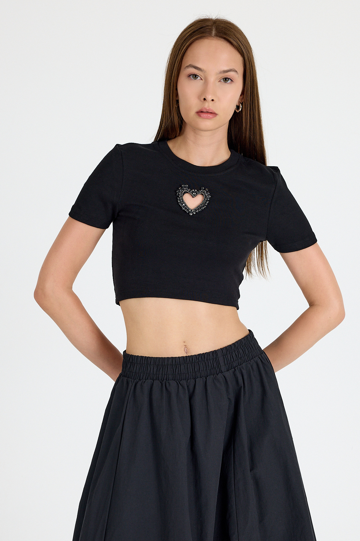 Siyah Taş İşlemeli Kalp Detaylı Viskoz/Yumuşak Kumaş Crop Tişört 2444 