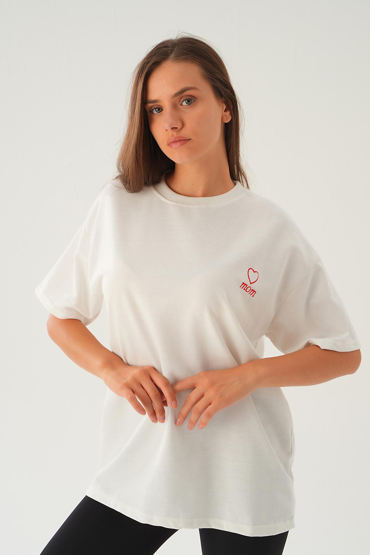 Beyaz Kalp Nakış Detay Tişört 2448 