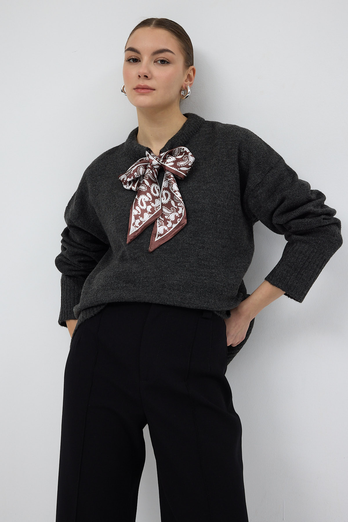 Antrasit Fular Detaylı Dik Yaka Kadın Triko Kazak 2465 - RAYS