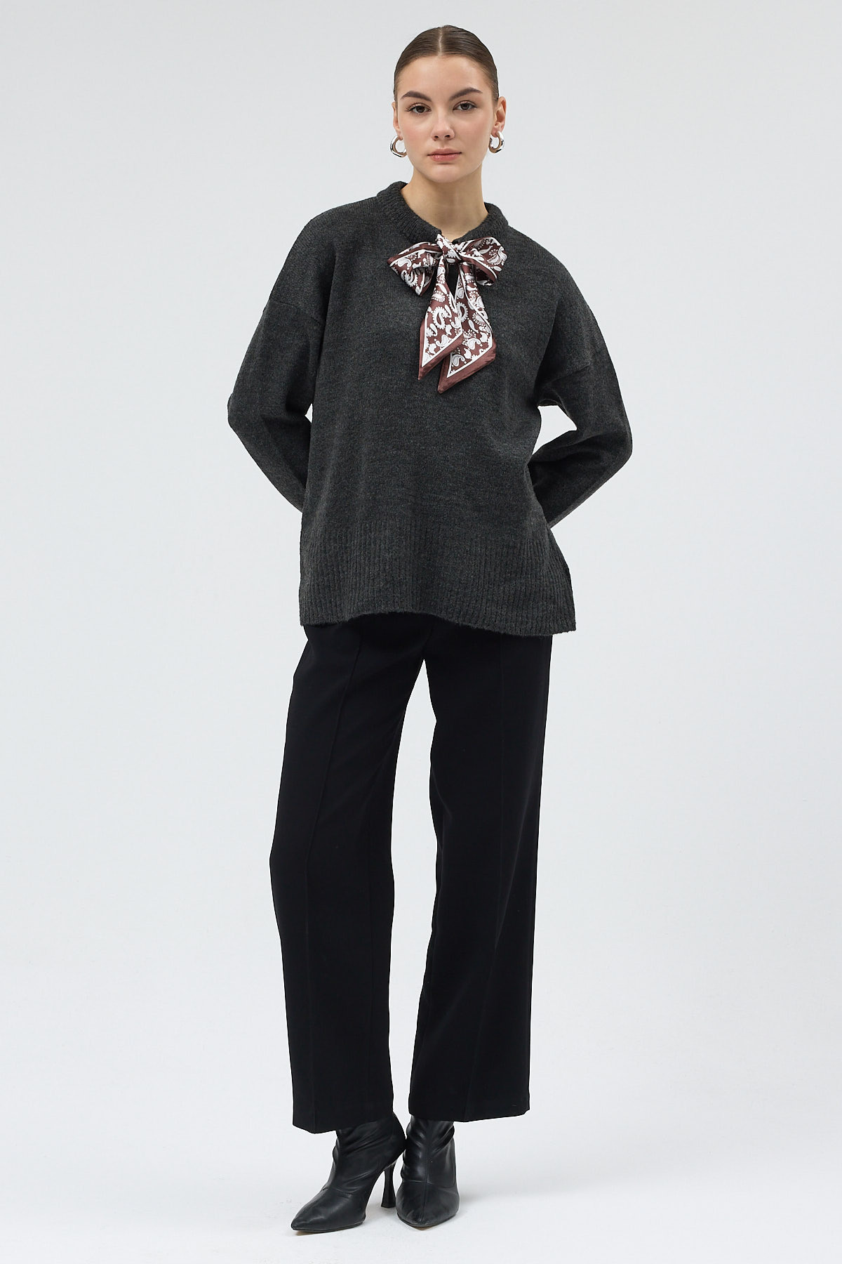 Antrasit Fular Detaylı Dik Yaka Kadın Triko Kazak 2465 - RAYS