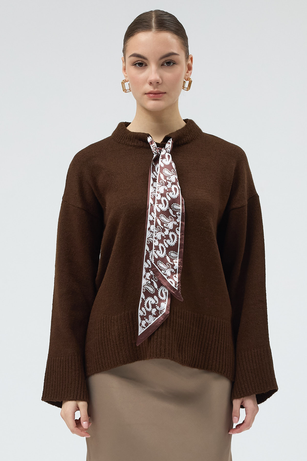 Kahverengi Fular Detaylı Dik Yaka Kadın Triko Kazak 2465 - 2