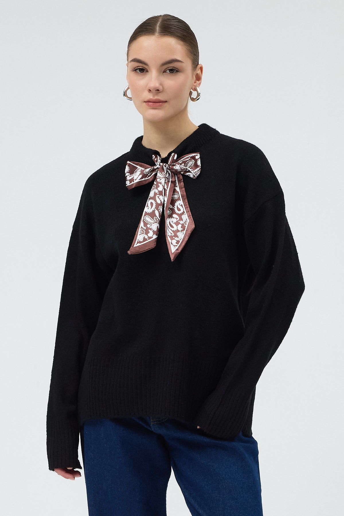 Siyah Fular Detaylı Dik Yaka Kadın Triko Kazak 2465 - RAYS (1)